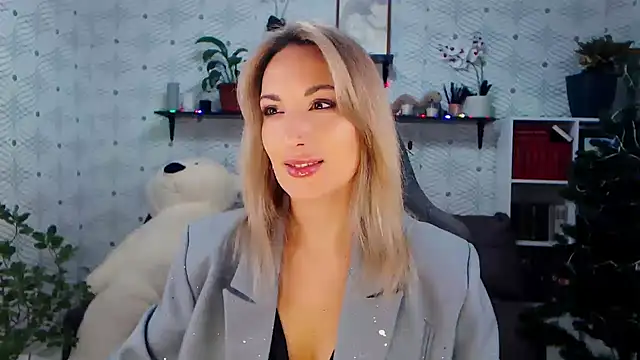 MillaXQueen online show from December 16, 2025, 3:28 pm