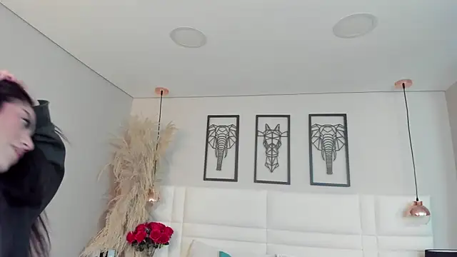 Rebeca jones online show from November 15, 2025, 12:13 pm