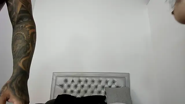 Snapshot of SEXXYLATINCOUPLE1 chatting on February 14, 2025, 2:44 pm SEXXYLATINCOUPLE1 online show from February 14, 2025, 2:44 pm