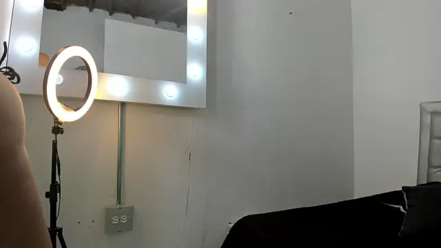 Snapshot of SEXXYLATINCOUPLE1 chatting on October 29, 2025, 10:17 am SEXXYLATINCOUPLE1 online show from October 29, 2025, 10:17 am