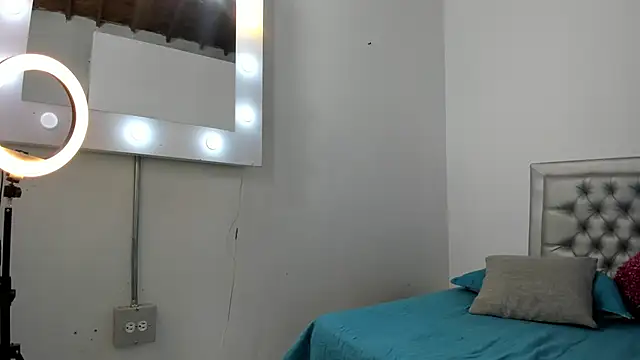 Snapshot of SEXXYLATINCOUPLE1 chatting on November 6, 2025, 10:05 am SEXXYLATINCOUPLE1 online show from November 6, 2025, 10:05 am