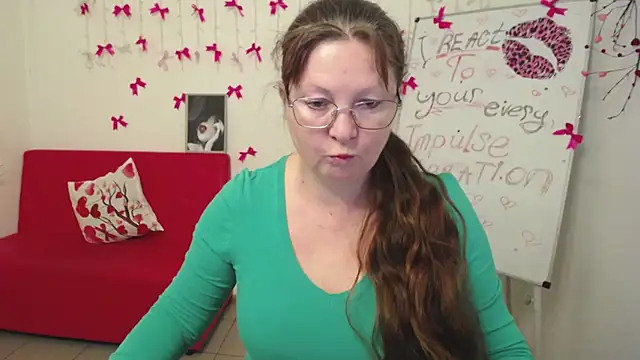 VanessaHotts online show from March 11, 2026, 5:57 am