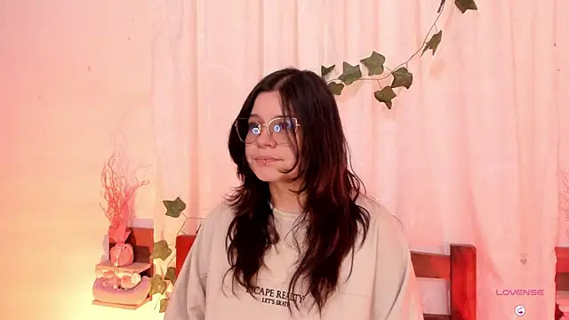 Snapshot of Mey_moon chatting on February 15, 2025, 8:22 pm Mey moon online show from February 15, 2025, 8:22 pm