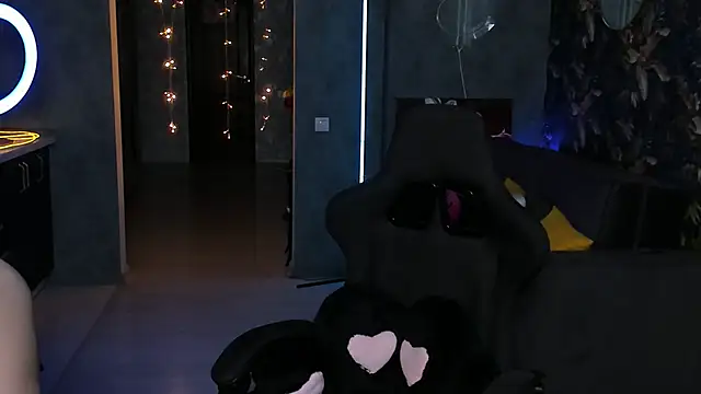 Snapshot of Blckmirrorr chatting on October 29, 2025, 10:50 am Blckmirrorr online show from October 29, 2025, 10:50 am