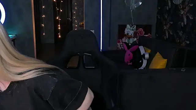 Snapshot of Blckmirrorr chatting on November 15, 2025, 12:45 pm Blckmirrorr online show from November 15, 2025, 12:45 pm