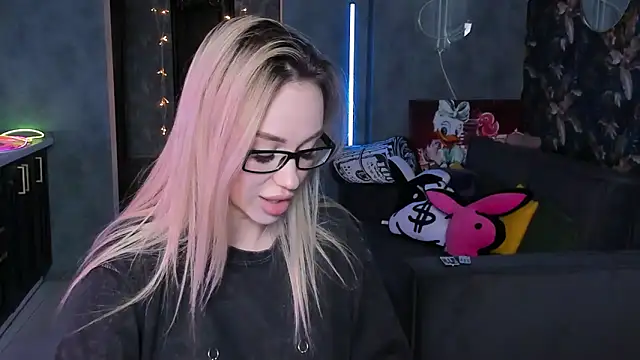 Blckmirrorr online show from March 25, 2026, 12:11 pm