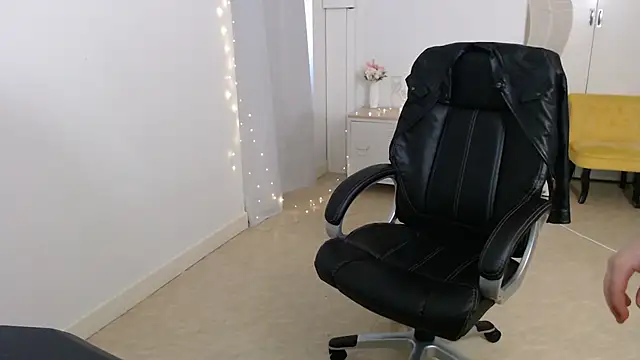 Snapshot of Crystal-dreamt chatting on October 10, 2025, 9:19 am Crystal-dreamt online show from October 10, 2025, 9:19 am