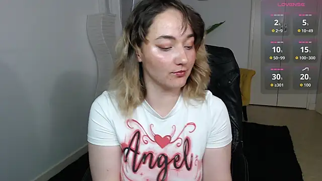 Snapshot of Crystal-dreamt chatting on July 16, 2026, 2:01 pm Crystal-dreamt online show from July 16, 2026, 2:01 pm