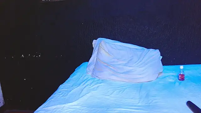 ASTRIDBULM online show from December 19, 2025, 8:27 pm