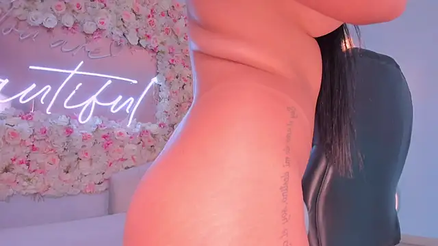 Snapshot of MileyCruz_ chatting on December 5, 2024, 6:43 am MileyCruz online show from December 5, 2024, 6:43 am