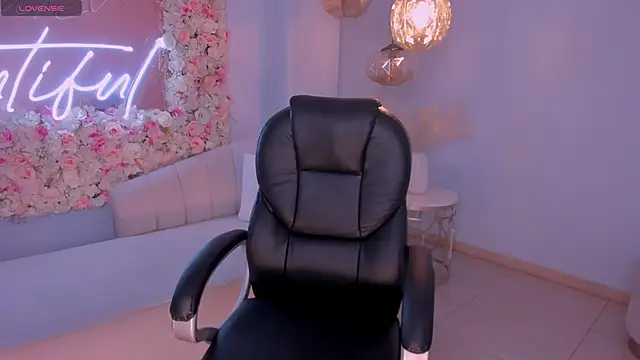 Snapshot of MileyCruz_ chatting on December 6, 2024, 3:19 am MileyCruz online show from December 6, 2024, 3:19 am