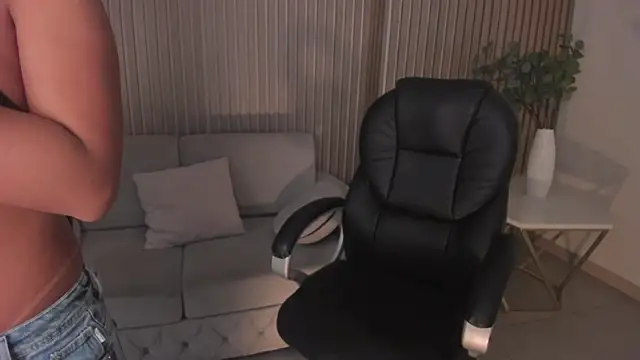 Snapshot of MileyCruz_ chatting on February 19, 2025, 9:39 am MileyCruz online show from February 19, 2025, 9:39 am