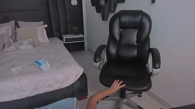 Snapshot of MileyCruz_ chatting on March 20, 2025, 9:48 am MileyCruz online show from March 20, 2025, 9:48 am