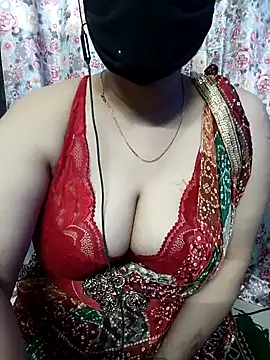 Snapshot of Sexybomb33 chatting on December 29, 2024, 1:13 am Sexybomb33 online show from December 29, 2024, 1:13 am