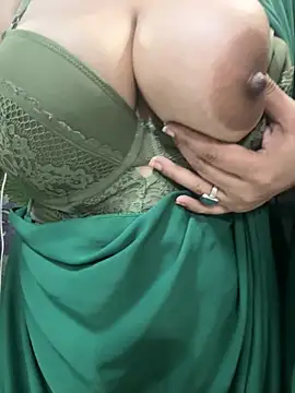 Snapshot of Sexybomb33 chatting on November 29, 2025, 8:56 pm Sexybomb33 online show from November 29, 2025, 8:56 pm