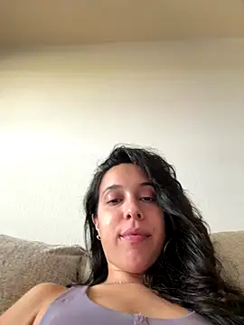 Natur4lBeautyb33 online show from October 28, 2025, 5:04 pm