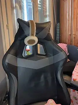 LaPetitechienne1 online show from February 4, 2025, 4:08 pm