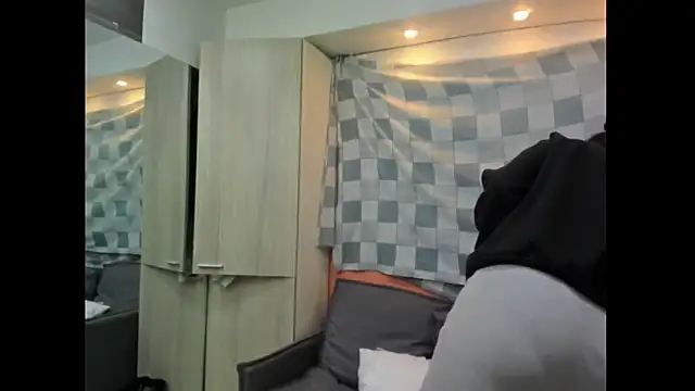 Mhelanny2 online show from November 16, 2025, 6:46 pm