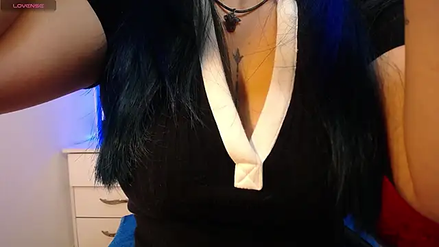 alicia moom online show from October 3, 2025, 7:33 pm