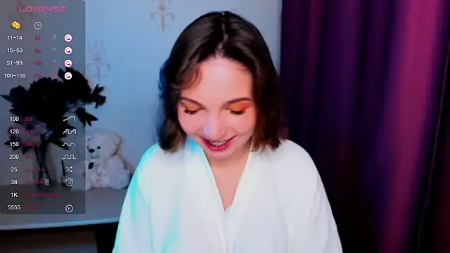 Snapshot of KindHazelHere_ chatting on November 18, 2025, 9:14 am KindHazelHere online show from November 18, 2025, 9:14 am