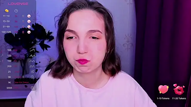 Snapshot of KindHazelHere_ chatting on February 21, 2026, 10:33 pm KindHazelHere online show from February 21, 2026, 10:33 pm