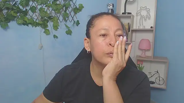 mature martina online show from November 28, 2025, 6:32 pm