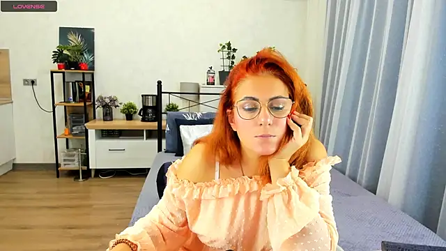 Snapshot of Anna127Moon chatting on October 15, 2025, 4:01 am Anna127Moon online show from October 15, 2025, 4:01 am