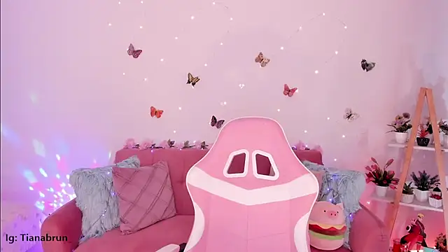 Zara uwu  online show from October 16, 2025, 11:33 am