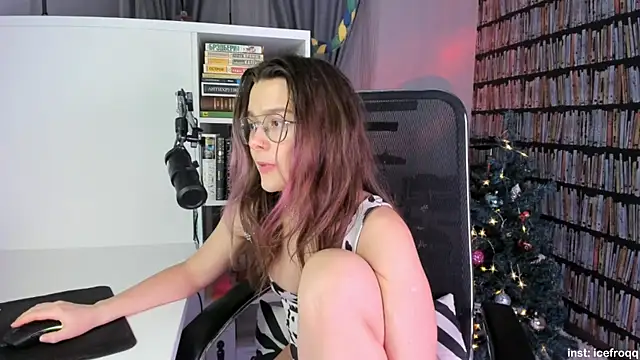 Snapshot of icefroqq chatting on January 17, 2025, 8:44 pm icefroqq online show from January 17, 2025, 8:44 pm