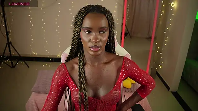 LuanaRisque online show from April 16, 2026, 5:41 am