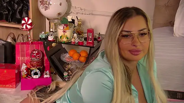 Denisse Perry online show from December 18, 2025, 9:32 pm