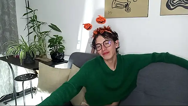 Snapshot of Norehg chatting on October 12, 2025, 8:35 am Norehg online show from October 12, 2025, 8:35 am