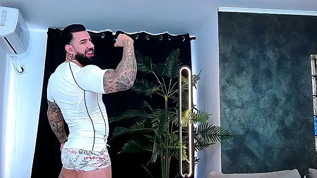 Snapshot of masterkingofmusclee chatting on November 21, 2025, 8:13 am masterkingofmusclee online show from November 21, 2025, 8:13 am