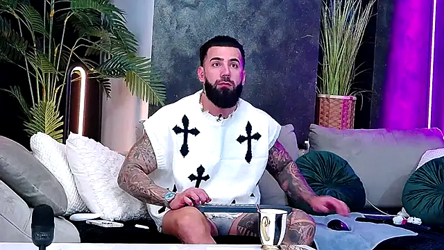 Snapshot of masterkingofmusclee chatting on December 2, 2025, 9:32 pm masterkingofmusclee online show from December 2, 2025, 9:32 pm