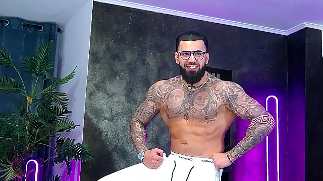 Snapshot of masterkingofmusclee chatting on February 3, 2026, 8:58 pm masterkingofmusclee online show from February 3, 2026, 8:58 pm