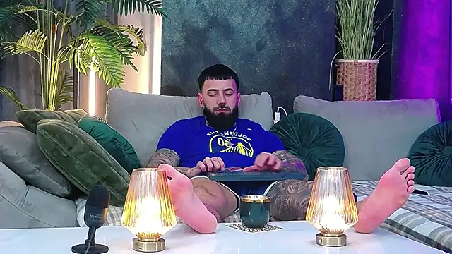 Snapshot of masterkingofmusclee chatting on February 17, 2026, 9:54 pm masterkingofmusclee online show from February 17, 2026, 9:54 pm