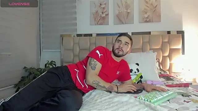 Snapshot of Vanessa_and_liam chatting on March 12, 2025, 5:46 am Vanessa and liam online show from March 12, 2025, 5:46 am