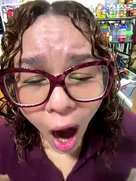 Snapshot of ROSALIALUCY chatting on October 6, 2025, 12:24 pm ROSALIALUCY online show from October 6, 2025, 12:24 pm