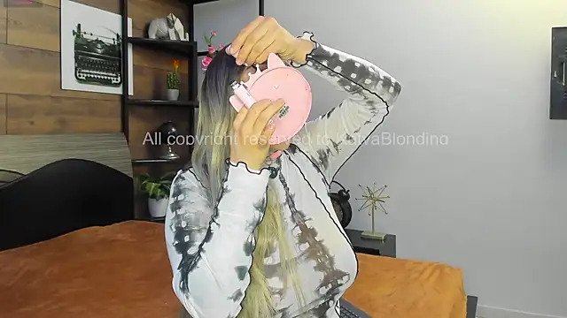 KatyaBlonding online show from October 8, 2025, 1:53 pm