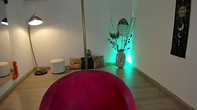 Snapshot of Kat_Art chatting on December 24, 2024, 2:43 am Kat Art online show from December 24, 2024, 2:43 am