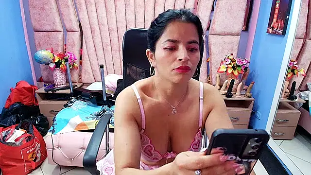 Snapshot of HornySkinny26 chatting on November 20, 2025, 4:01 am HornySkinny26 online show from November 20, 2025, 4:01 am