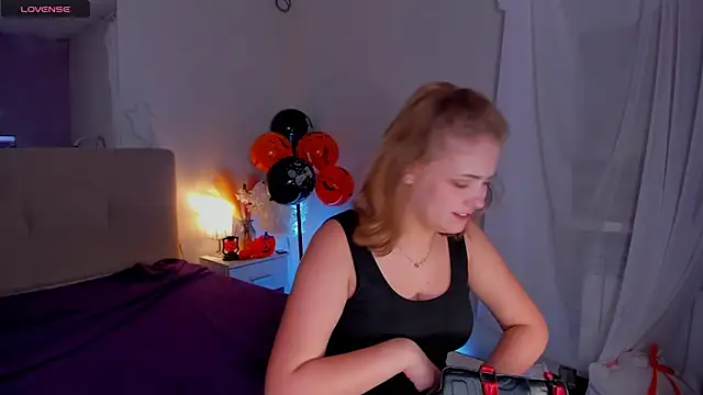 Snapshot of DellaRowe chatting on October 27, 2025, 1:37 pm DellaRowe online show from October 27, 2025, 1:37 pm