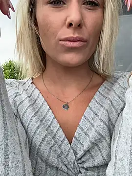 petrouchkaaa  online show from April 19, 2026, 7:40 am