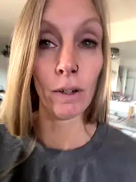 Snapshot of ItsDanniG chatting on October 14, 2025, 4:19 pm ItsDanniG online show from October 14, 2025, 4:19 pm