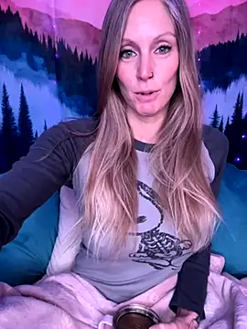 Snapshot of ItsDanniG chatting on October 29, 2025, 5:14 pm ItsDanniG online show from October 29, 2025, 5:14 pm