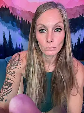 Snapshot of ItsDanniG chatting on November 15, 2025, 8:49 pm ItsDanniG online show from November 15, 2025, 8:49 pm