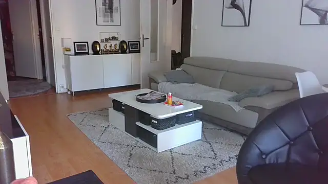 sarametisse26 online show from October 10, 2025, 7:18 am