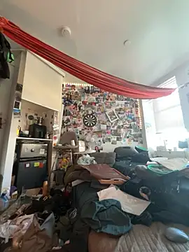 Snapshot of DownstairsSky chatting on October 1, 2025, 4:02 pm DownstairsSky online show from October 1, 2025, 4:02 pm