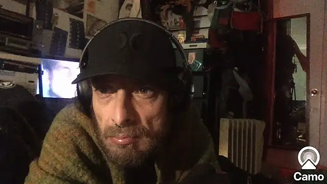 Snapshot of DownstairsSky chatting on October 28, 2025, 2:15 am DownstairsSky online show from October 28, 2025, 2:15 am