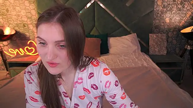 Snapshot of EmmyCharmm chatting on November 16, 2025, 6:41 am EmmyCharmm online show from November 16, 2025, 6:41 am